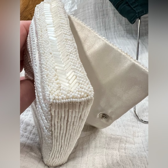 VINTAGE Handbeaded White Clutch in Beautiful preloved condition-fold over front - Picture 5 of 8